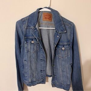 Women’s size L Signature by Levi Stratus medium wash Denim jacket.